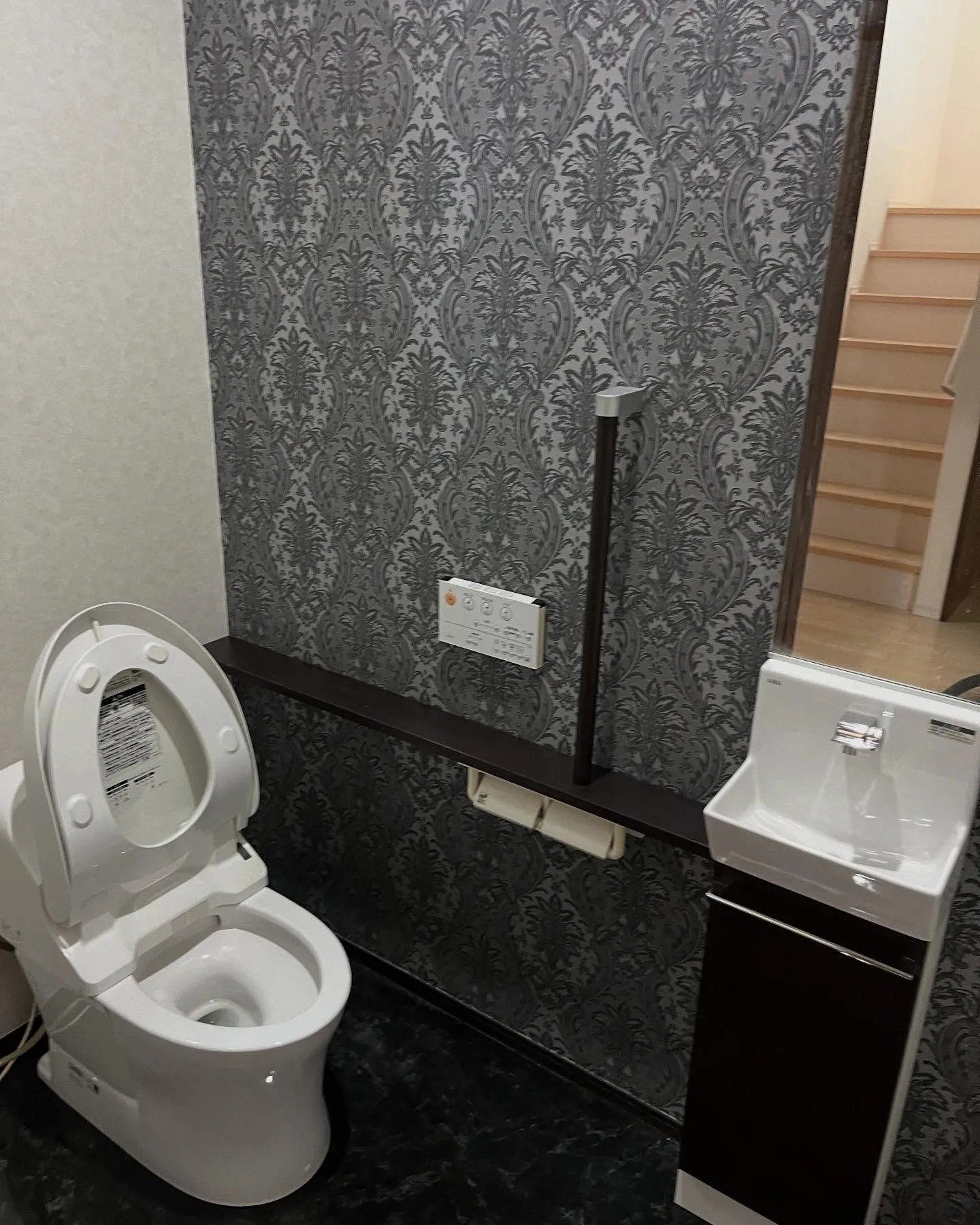こんにちは 😊今回はトイレの簡単なお手入れ方法を紹介したいと...