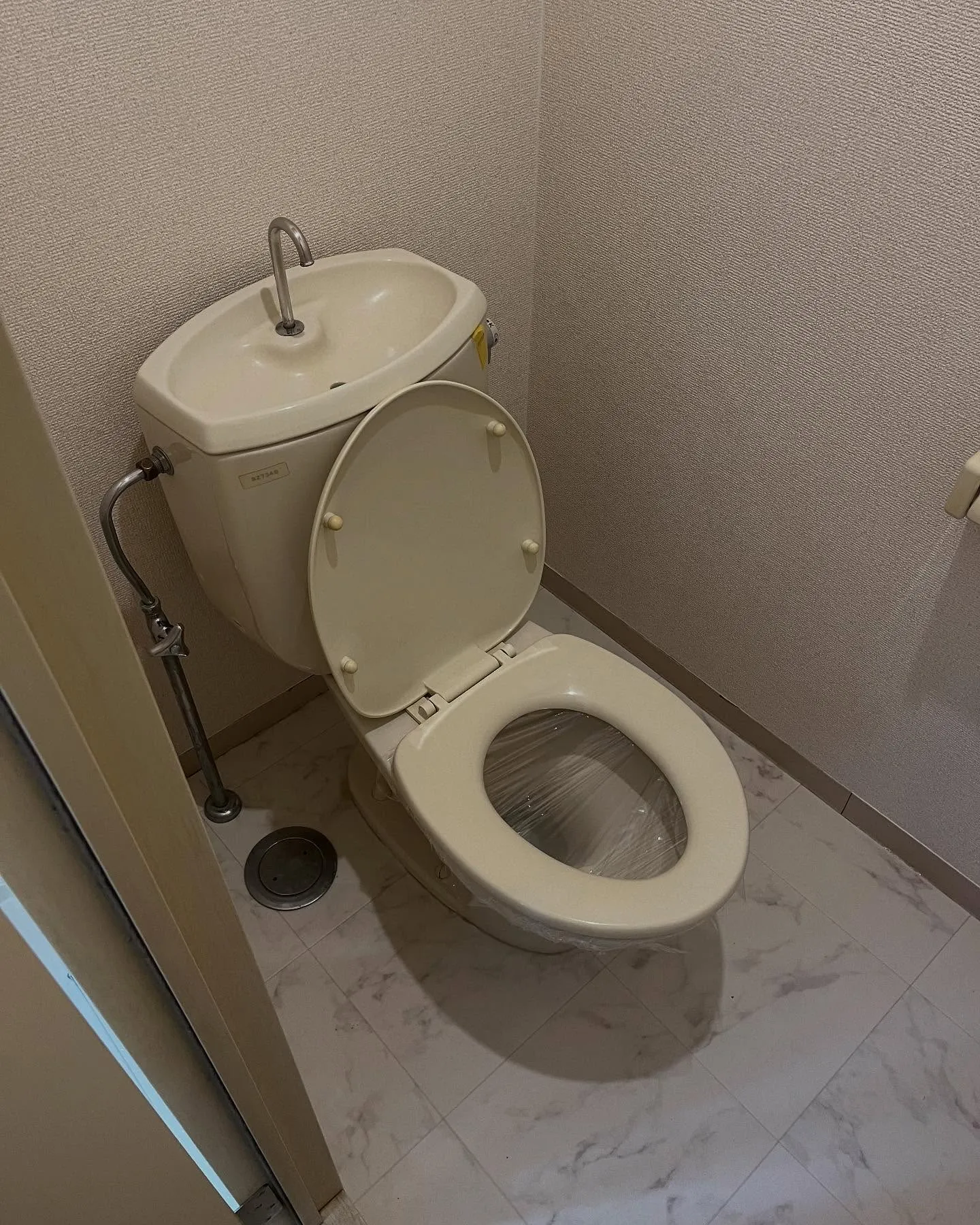 こんにちは 😊今回はトイレの簡単なお手入れ方法を紹介したいと...